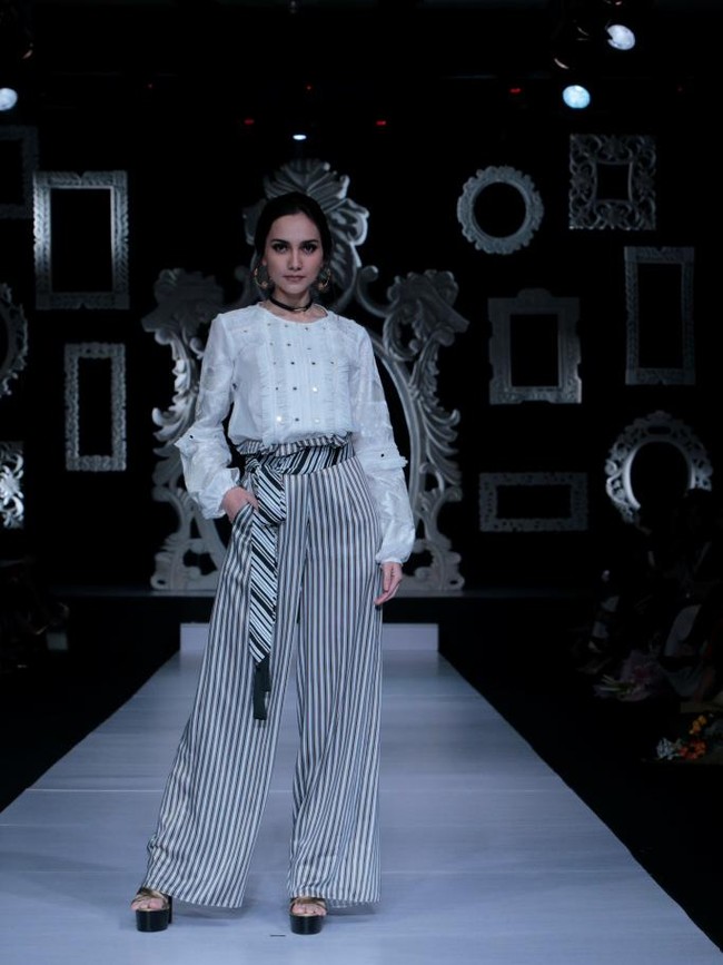 Koleksi Trunk Show Denny Wirawan dengan mengangkat tema Kelana di Ballroom Dharmawangsa Hotel. Jakarta. [dok.IMAGE DYNAMICS]