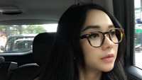 Penyanyi kelahian 26 Februari 1987 itu terlihat lebih cantik dengan kacamata atau tanpa kacamata? Dok. Instagram/aurakasih