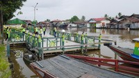 Foto: Dermaga di tepi Sungai Kuin yang ada di di seberang masjid. Setelah wisata religi ke masjid, traveler dapat bersantai sejenak menikmati sore di dermaga ini (Kurnia/detikTravel)