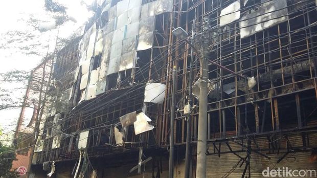 Kebakaran Restoran di Blok M Padam, Petugas Lakukan Pendinginan