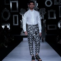 Koleksi Trunk Show Denny Wirawan dengan mengangkat tema Kelana di Ballroom Dharmawangsa Hotel. Jakarta. [dok.IMAGE DYNAMICS]