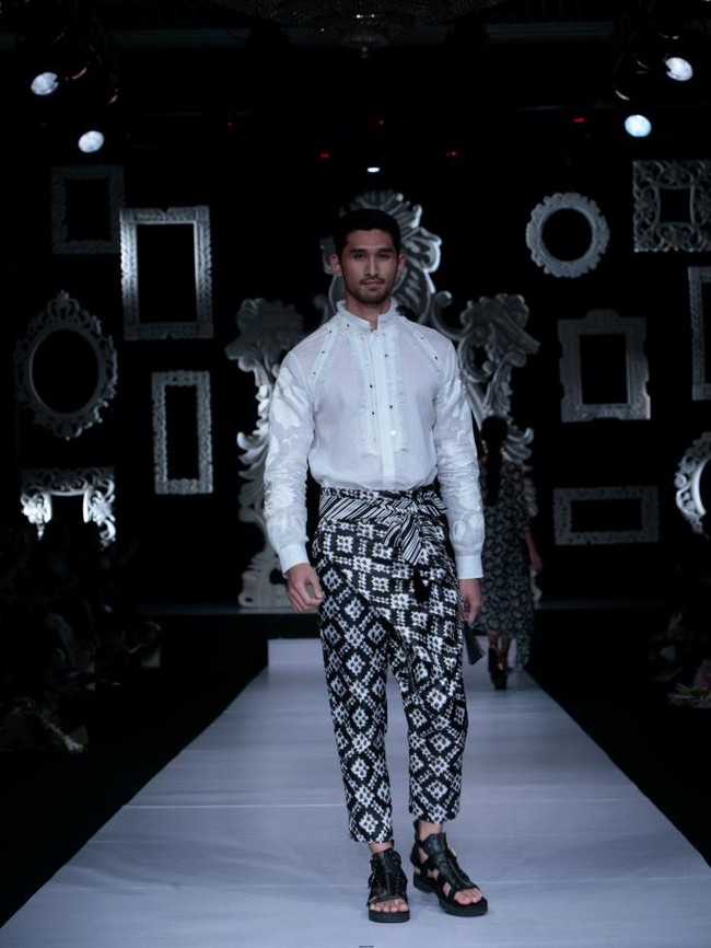 Koleksi Trunk Show Denny Wirawan dengan mengangkat tema Kelana di Ballroom Dharmawangsa Hotel. Jakarta. [dok.IMAGE DYNAMICS]