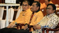 Ketua Umum Hanura Oesman Sapta Odang duduk di kursi barisan paling depan saat menghadiri rapat konsolidasi.