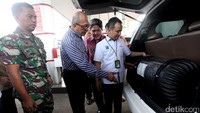 Vice President Natural Gas Pertamina Wiko Migantoro (kanan) menjelaskan tabus gas yang lebih efesian kepada Ketua DPD Organisasi Angkutan Darat (Organda) DKI Jakarta, Shafruhan Sinungan (tengah) dan Kepala Puskopalmar selaku pengelola SPBU Cilandak KKO Letkol Marinir Dasril.