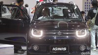 Pengunjung IIMS melihat-lihat mobil Ignis. Foto: Grandyos Zafna