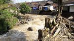 Warga Bersihkan Sisa Lumpur Pasca Banjir Bandang Ciwidey