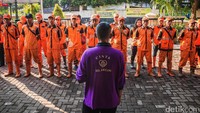 Pekerja PPSU melakukan kegiatan apel setiap pagi guna menyatukan kekompakan mereka dan juga untuk merotasi pembagian area yang ditangani. Pool/Abraham.