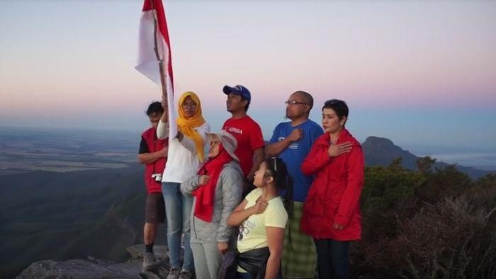 Mahasiswa Indonesia Kibarkan Merah Putih di Gunung Australia