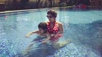 Carissa tampak memaksimalkan waktunya di Bali dengan Quenzino. Foto: Instagram @carissa_putri