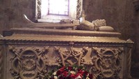 Di dalam monumen yang telah berusia 500 tahun itu terdapat sejumlah makam pahlawan dan tokoh penting Portugal. Di antaranya pengembara Vasco da Gama yang berhasil menemukan jalan laut langsung dari Eropa ke India (Elza/detikTravel)