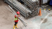 Seorang pekerja menyiapkan pipa untuk keperluan pembangunan MRT di Jalan TB Simatupang. Pool/Williams Prayoga.