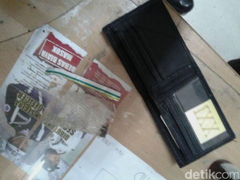 Barang bukti dari pria bule yang diamankan di Stasiun Pondok Cina, Kamis (4/5/2017)