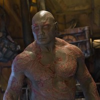Dave Bautista alias Drax melatih otot trisep, pinggul, perut, dada dan betis dengan metode seperti atlet binaraga. Sementara dietnya terdiri dari dua kali makan dengan banyak protein, lemak sehat, telur, daging ayam dan makanan bebas gluten serta susu. Foto: imdb