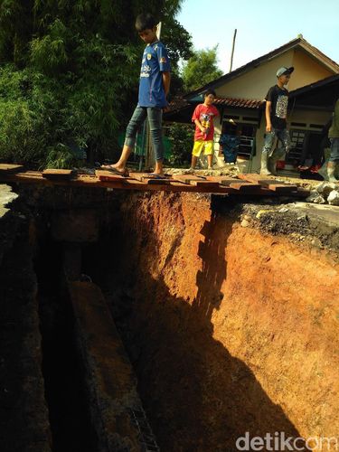  Perbaikan jembatan Kali Krukut di Depok, Kamis (4/5/2017)