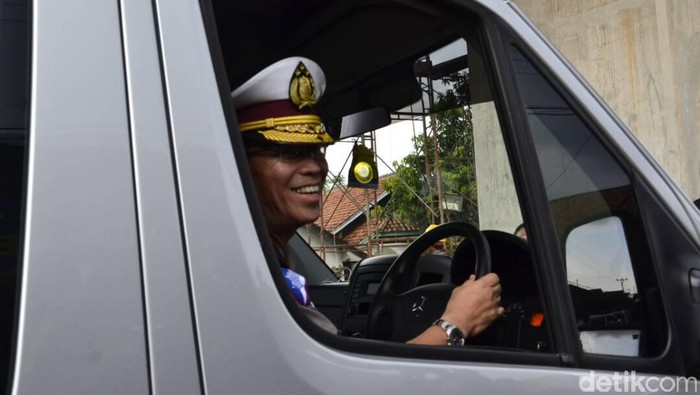 Begini Gaya Kakorlantas Polri Nyetir Mobil