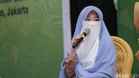 Perempuan berdarah Tiong Hoa itu hadir dalam acara bedah buku Heaven with Love di Islamic Book Fair. Foto: Hanif Hawari