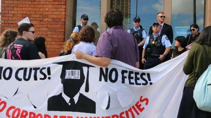 Protes, Mahasiswa Australia Lempar Serbet Ke Menteri Pendidikan