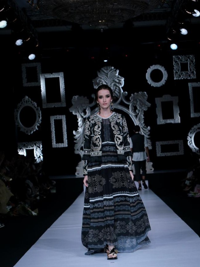 Koleksi Trunk Show Denny Wirawan dengan mengangkat tema Kelana di Ballroom Dharmawangsa Hotel. Jakarta. [dok.IMAGE DYNAMICS]