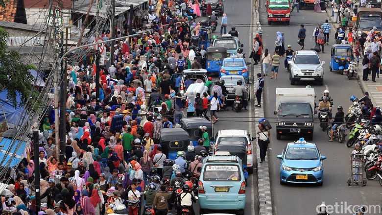 Kembali Ramai PKL, Penjagaan di Trotoar Tanah Abang akan Diperketat Kembali Ramai PKL, Penjagaan di Trotoar Tanah Abang akan Diperketat