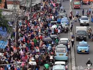 Sandiaga Cari Cara Penataan PKL Tanah Abang Tanpa Air Mata