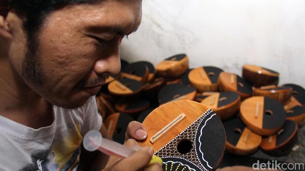 Pembuatan karimba, alat musik asal Afrika