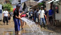 Sejumlah warga nampak bergotong-royong membersihkan sisa lumpur yang terbawa luapan Sungai Ciwidey, Kamis (4/5/2017). Pool/Wisma Putra.