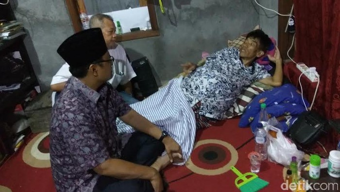 Gus Ipul Beri Semangat Seniman Priyo Aljabar yang Terbaring Sakit