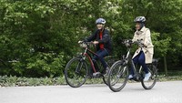 Peneliti muda Bosch Indonesia Raafi Jaya Sutrisna dan Suptihatin mencoba mengendarai sepeda elektronik (e-bike) produk Bosch di Taman Stuttgart Schlossgarten, Jerman.