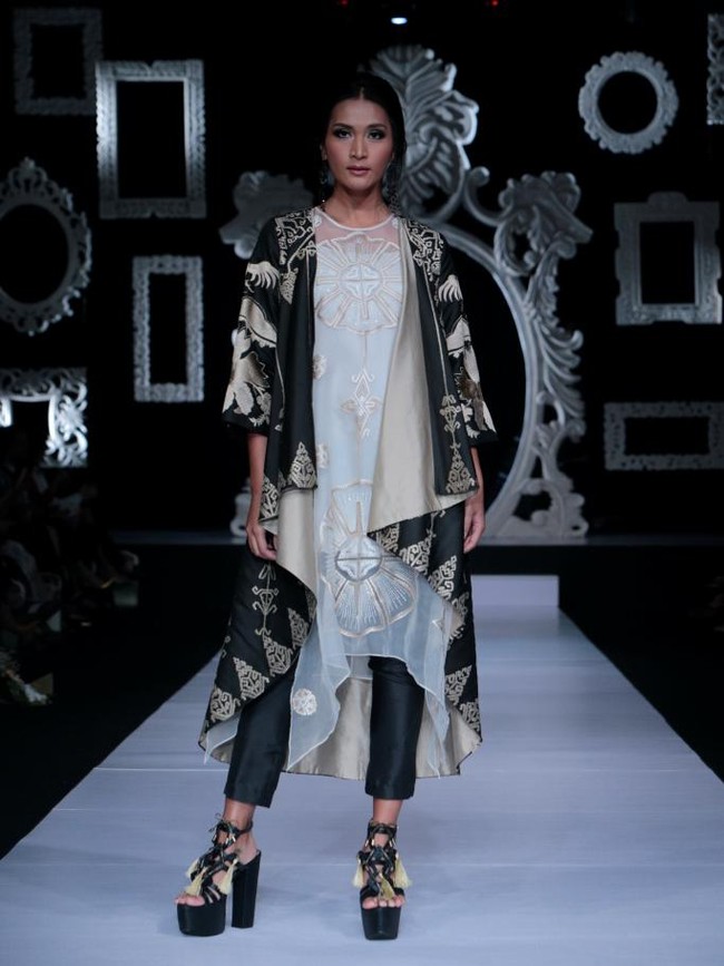 Koleksi Trunk Show Denny Wirawan dengan mengangkat tema Kelana di Ballroom Dharmawangsa Hotel. Jakarta. [dok.IMAGE DYNAMICS]