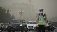 Pekatnya badai debu membuat sejumlah jalan utama di China harus dijaga ketat oleh pihak kepolisian setempat. REUTERS/Jason Lee.