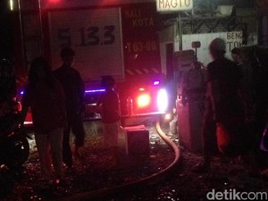 Kebakaran di Klender Padam, 50 Rumah Petak Hangus Terbakar