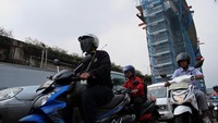 Pengendara melintas di sekitar proyek MRT di Jalan TB Simatupang. Pool/Williams Prayoga.