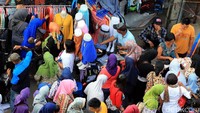 Para pedagang terlihat nyaman berjualan sepanjang trotoar. Lalu lintas terganggu, para pejalan kaki bahkan harus jalan ke bahu jalan untuk menghindari PKL dan parkir kendaraan yang memenuhi trotoar.