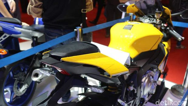 Motor Yamaha R1 dengan tanda tangan Valentino Rossi di IIMS 2017
