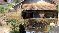Selain lumpur dan batu, rumah warga yang ada di bantaran sungai sempat rusak dan terendam  selama satu jam pasca banjir bandang yang terjadi Rabu sore (3/5) kemarin. Pool/Wisma Putra.