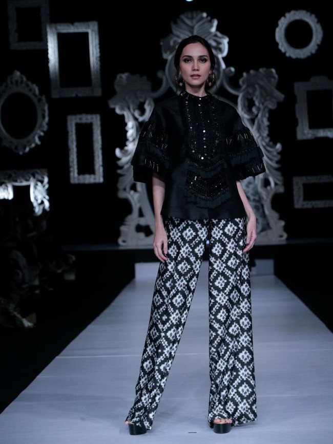 Koleksi Trunk Show Denny Wirawan dengan mengangkat tema Kelana di Ballroom Dharmawangsa Hotel. Jakarta. [dok.IMAGE DYNAMICS]