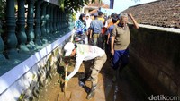 Kegiatan bersih-bersih ini berlangsung Kamis pagi (4/5/2017). Pool/Wisma Putra.