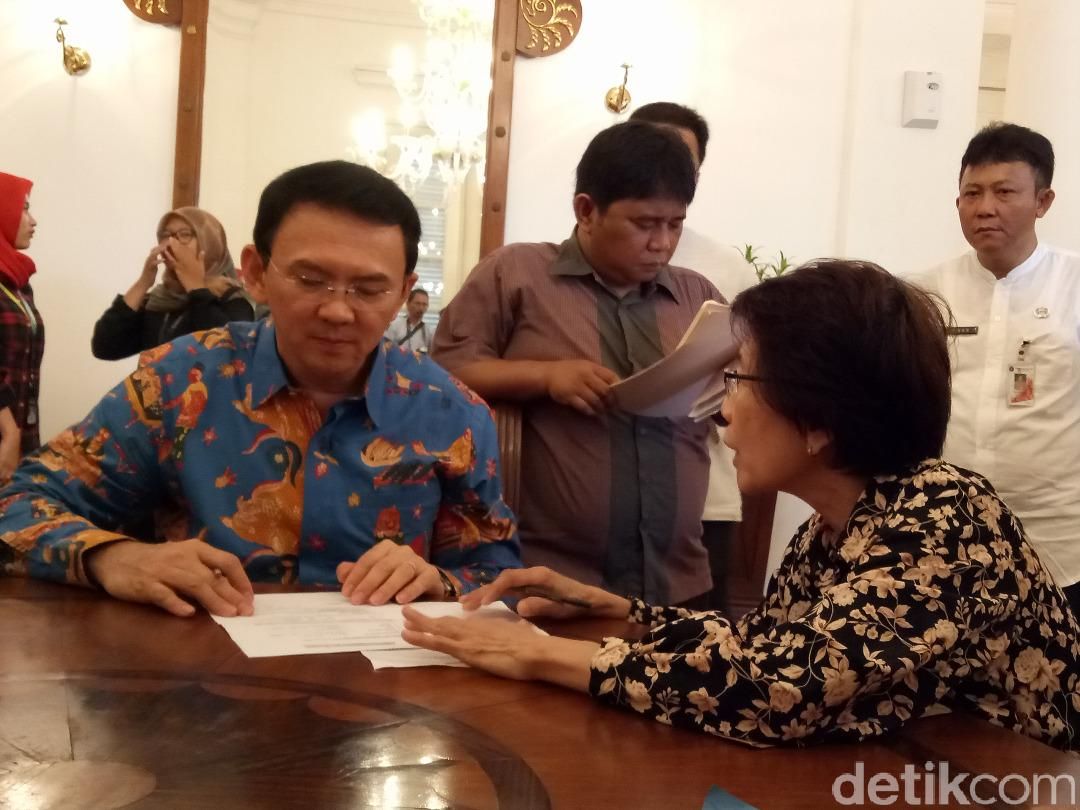 Gubernur DKI Jakarta Basuki Tjahaja Purnama (Ahok) menerima aduan warga di Balai Kota, Jakarta, Kamis (4/5/2017)