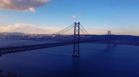  Di sana ada sungai yang bermuara ke samudra Atlantik, yakni Sungai Tagus. Di atasnya terdapat Jembatan 25 de Abril berwarna merah (Elza/detikTravel)