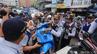 Kamis (5/4/2017) Kawasan Pasar Tanah Abang dan sekitarnya kembali ditertibkan oleh petugas gabungan Pemkot Jakarta Pusat yang kini kembali semrawut.  