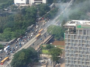 Bus TransJ Berpenumpang Keluarkan Asap di Sudirman