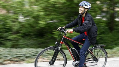 Asyiknya Mengendarai E-Bike