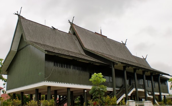 Rumah Betang merupakan kearifan lokal dari Palangkaraya, Kalimantan Tengah. Rumah Betang juga bisa traveler temukan di Kalimantan Barat. (Merza Gamal/dTraveler)