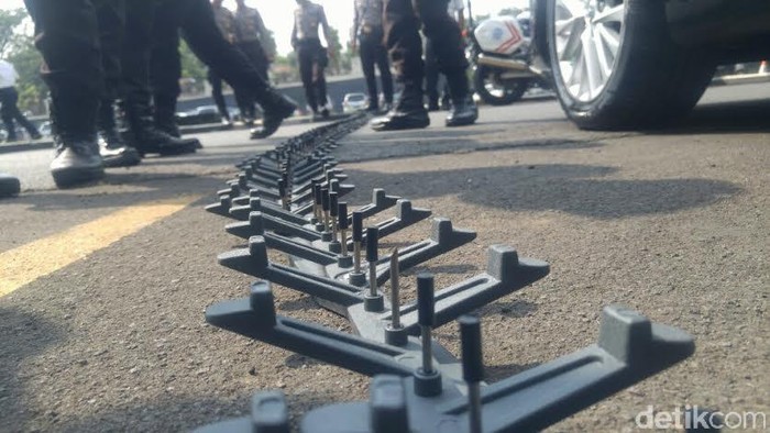 Kabur Dari Razia Polisi, Ban Motor Bisa Kempis Karena Alat ini