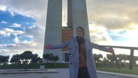 Patung Cristo Rei menjulang tinggi menghadap kota Lisbon. Alas dari patung Yesus tersebut berbentuk trapesium dan dirancang oleh oleh Arsitek Francisco Franco de Sousa. Tangan patung Cristo Rei membentang seolah ingin merangkul Lisbon (Elza/detikTravel)