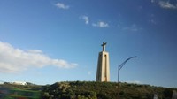 Lokasi Cristo Rei berada di luar pusat kota Lisbon, tepatnya di Almada. Patung setinggi 82 meter dengan tinggi total 110 meter itu dibangun di atas bukit yang terisolasi di atas laut (Elza/detikTravel)