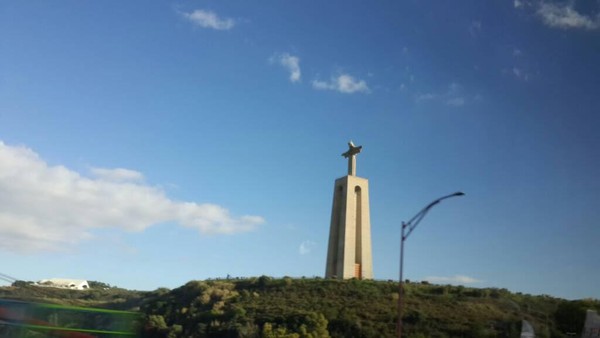 Lokasi Cristo Rei berada di luar pusat kota Lisbon, tepatnya di Almada. Patung setinggi 82 meter dengan tinggi total 110 meter itu dibangun di atas bukit yang terisolasi di atas laut (Elza/detikTravel) Lokasi Cristo Rei berada di luar pusat kota Lisbon, tepatnya di Almada. Patung setinggi 82 meter dengan tinggi total 110 meter itu dibangun di atas bukit yang terisolasi di atas laut (Elza/detikTravel)