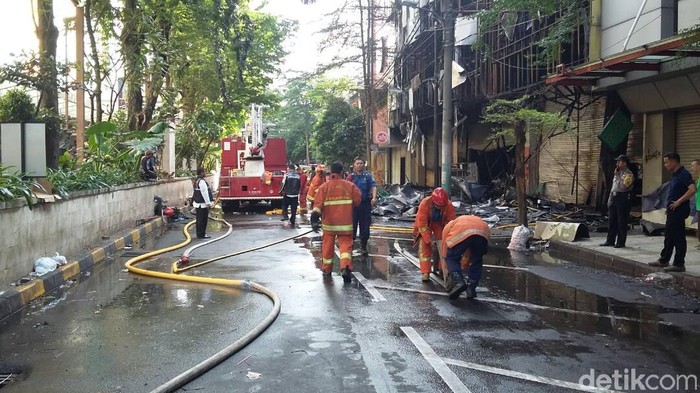 Kebakaran Restoran di Blok M Padam, Petugas Lakukan Pendinginan