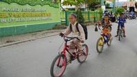 Foto: Walaupun cuaca mendung, sejumlah anak-anak tetap tampak ceria bersepeda di jalanan depan masjid kala sore hari (Kurnia/detikTravel)