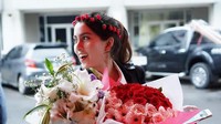 Dara berusia 25 tahun itu tampil cantik dengan senyum merekah dengan bando bunga di kepalanya. Dok. Instagram/wendywilson15